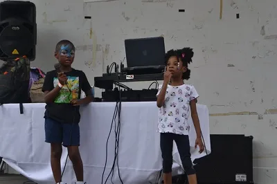 Children entertaining the crowd