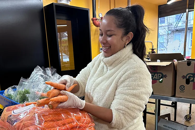 A WSCAH Pantry volunteer